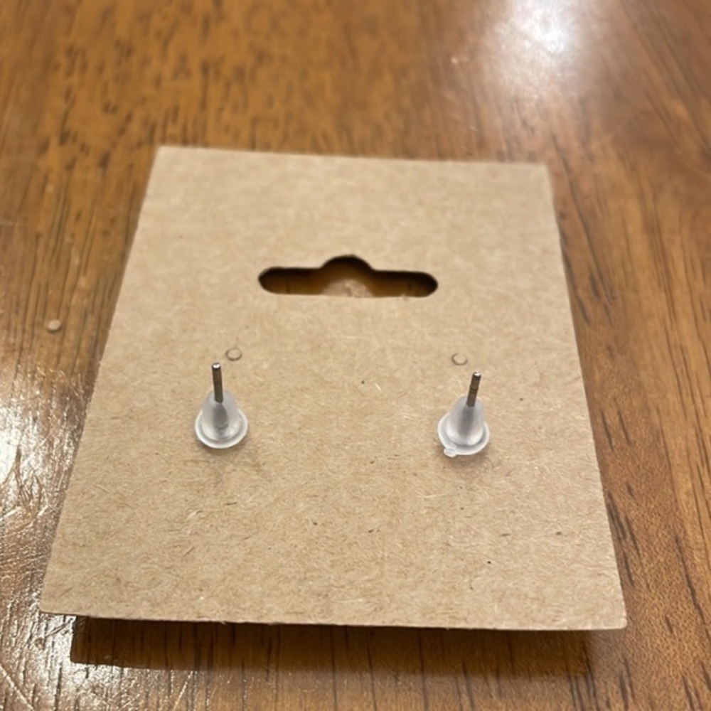 Pale purple 12 mm stud earrings - Picture 3 of 3